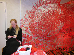好美的人工蜘蛛網～巨型針織圖騰藝術