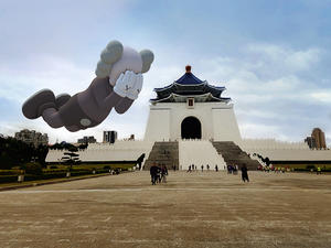 AR 版潮流藝術公仔 KAWS《Expanded Holiday》一次走訪 12 個城市！台北中正紀念堂驚喜現身