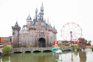 不知道該不該推薦給大家的遊樂園，Banksy最新創作「憂鬱樂園 Dismaland」