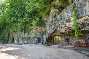 體驗 007 龐德特務感，天然洞穴裡的神祕奢華旅館