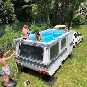 整個城市都是我的游泳池！法國藝術家 Benedetto Bufalino 最新創作「行動拖車泳池」