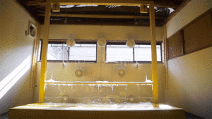 日本藝術家的巨型吹泡泡網，遊客拉得愛不釋手