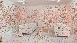 繽紛圓點隨你貼！英國泰特美術館重現草間彌生經典互動創作「The Obliteration Room」