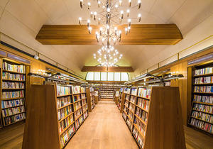 「誠品生活南西」嶄新登場！19 扇「屋型窗景」添閱讀光影， 5 米挑高書店打造「深夜電影院」