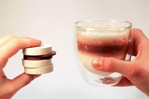 義式濃縮代幣＋牛奶代幣＋奶泡代幣 = 卡布奇諾！能夠自行調配成分的創意代幣咖啡機 Coffee Composer