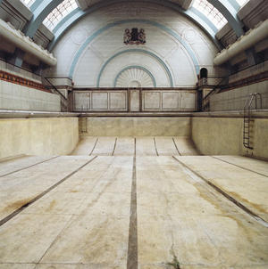 幽靈般的廢棄歐風游泳池，展過曾經美麗的輝煌建築