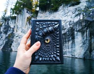 怪獸與他們的眼睛，震撼力十足的「龍眼」筆記本