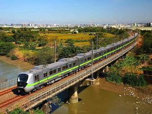 台鐵全新區間車「EMU900通勤電聯車」！綠色微笑腰帶、粉藍色座椅等設計亮點
