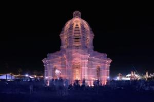 Coachella 音樂祭超級亮點，縷空鐵絲網教堂裝置藝術
