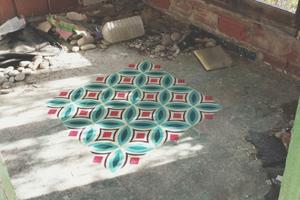 為空屋噴漆重繪古老馬賽克瓷磚