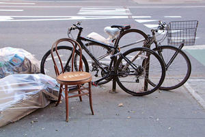 惜福愛物的精神可別忘，購物前先考慮街上的「FREE」椅子吧！