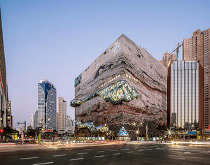 宛如岩石鑲嵌玻璃的 Galleria 百貨建築 ！OMA 大都會建築事務所於首爾打造一座超現實馬賽克外牆