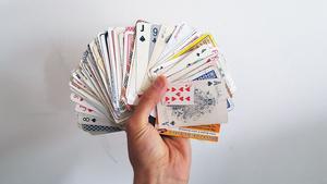 這種收集癖太辛苦！將旅行中撿來的撲克牌們湊成一整副啦~