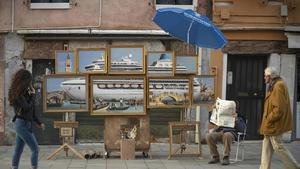 「怎麼沒人請我來？」神秘街頭藝術家 Banksy 於威尼斯雙年展擺攤，販售港邊郵輪的「油」畫