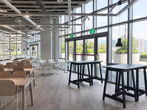 IKEA 新店店「安椅」入厝 5 月中開幕！瑞典餐廳大片玻璃落地窗引天光、河岸景觀綠意盡收