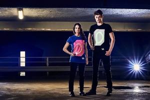 越暗的地方你越亮，「螢光塗鴉 T-Shirt」讓你黑暗中成為全場亮點！
