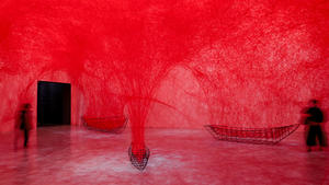 塩田千春《顫動的靈魂》北美館展覽亮點！集結黑紅織網裝置、繪畫等25年生涯創作