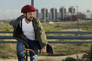 騎單車戴安全帽其實也能很有型