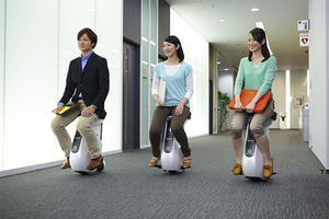 比Segway更輕巧！Honda推出Uni-Cub電動代步機