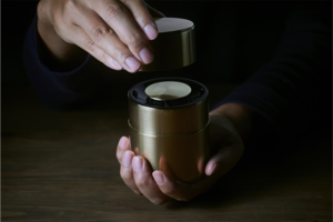 手工茶罐變身藍牙喇叭「響筒」！京都百年老舖開化堂以職人工藝跨界質感家電
