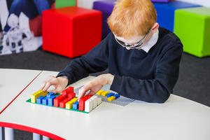 專為視障朋友設計的點字 LEGO 積木！歐美研發點字盲文與數字盡蒐的公益玩具遊戲