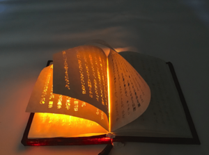 漫畫電影經典情境！藝術家自製發光魔法書