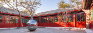 老北京宅院變身當代藝術展場「東四文化中心」！透明屋瓦、不鏽綱渾天儀展現古今交融衝突美！