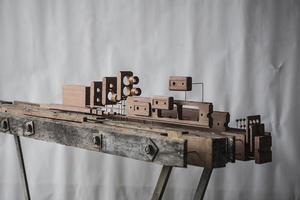 燈具上百道製作工序的展現！台電文創與 META DESIGN 再以「木橫擔」創作「BomBom E010」概念裝置‭ ‬