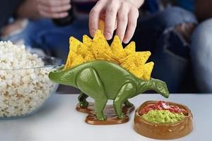 先把實用擺一邊，趣味情境才重要！劍龍造型零食碗 Nachoasurus 讓你吃零食都能超有趣