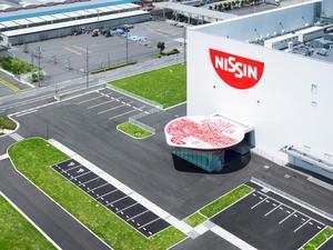 日本滋賀「日清杯麵工廠」！佐藤可士和還原品牌泡麵蓋、紅色正字招牌