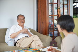 坐臥之間信手拈來人生哲理：「活得越久，缺的越少。」87 歲奇葩 Youtuber 楊爸挑戰「躺著」開箱 NITORI宜得利家居父親節禮物！
