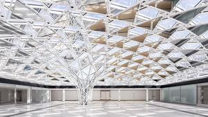 紐約AKG美術館玻璃光影穹頂！藝術家Olafur Eliasson打造萬花筒般的玻璃鏡面庭院