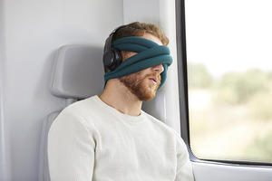 鴕鳥枕後繼有人了！臉上畫叉的 OSTRICH PILLOW LOOP 旅行眼枕