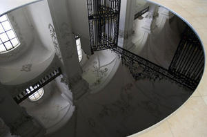 反其道而行的裝置藝術，反射天花板宏偉設計的機油池