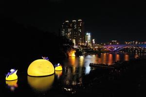 15 公尺幾米暖心漂浮月亮現身新店碧潭！繪本《月亮忘記了》 20 週年以溫暖記憶陪伴美好假期
