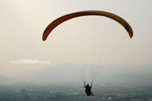 【台灣旅行】在南投起飛！埔里盆地刺激的飛行傘體驗