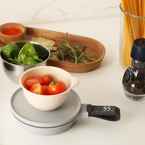 她是個上鏡的料理秤，測量來自餐桌的溫度