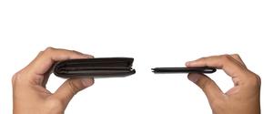 比剃刀還薄，僅一分錢重，追求極致輕薄的隨身錢包 Stealth Wallet