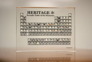 83 項元素樣本一次到手！桌上型元素週期表 The Heritage Periodic Table
