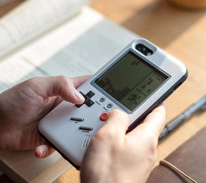 iPhone、Game Boy 一機兩用！內建 10 款復古遊戲的手機殼