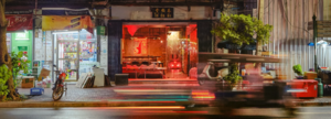 曼谷百年廢棄老中藥房改建成中國風酒吧「Tai Soon BAR」！藥櫃吧檯、紅燈籠、鐵窗雕花炫目混搭斑駁牆面