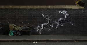 聖誕雪橇上載著流浪漢？神秘塗鴉藝術家 Banksy 最新力作探討佳節團聚時無家可歸的英國遊民議題