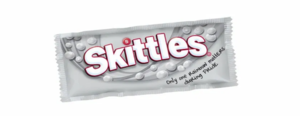 驕傲月將彩虹留給同志！彩虹糖 Skittles 包裝褪去色彩推出「無色版」糖果