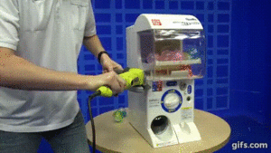 喜歡的扭蛋轉不到？直接拆臺的瘋狂父子實驗室