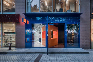上海夫妻經營的兩扇門書店，深色圖書館與白色大廳你選哪一間